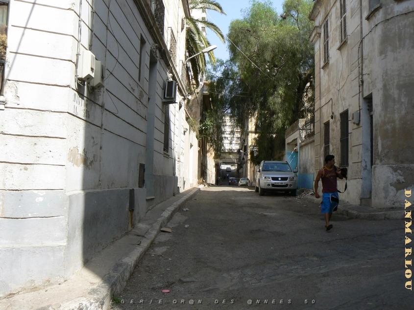 la cite Perret l'entree du parking cote rue Lavigerie .jpg